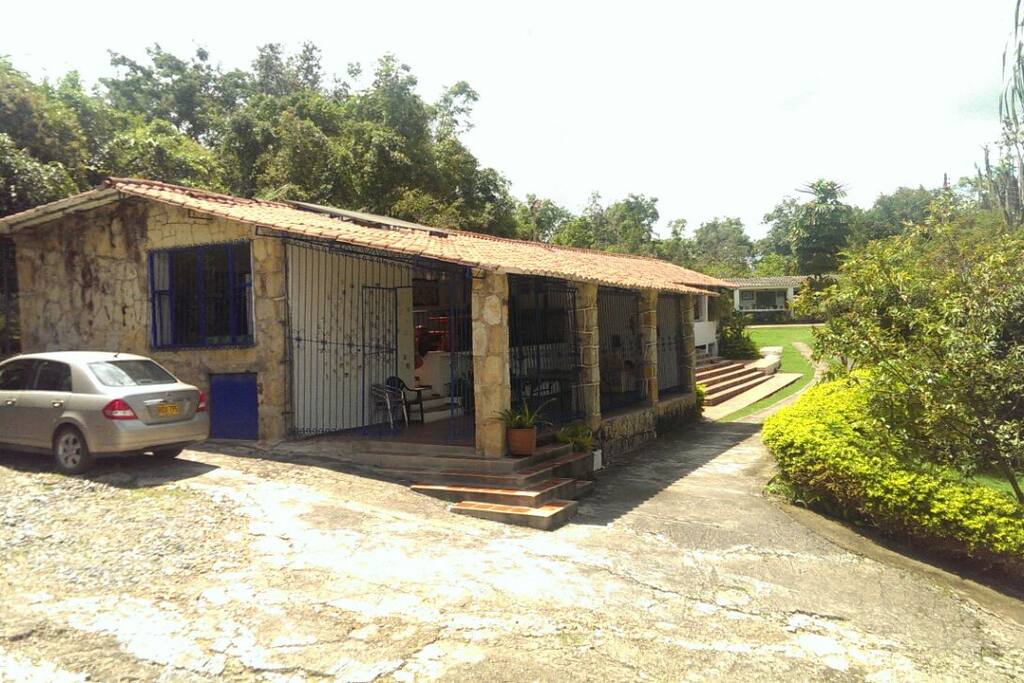 Vista de la casa, parqueadero
