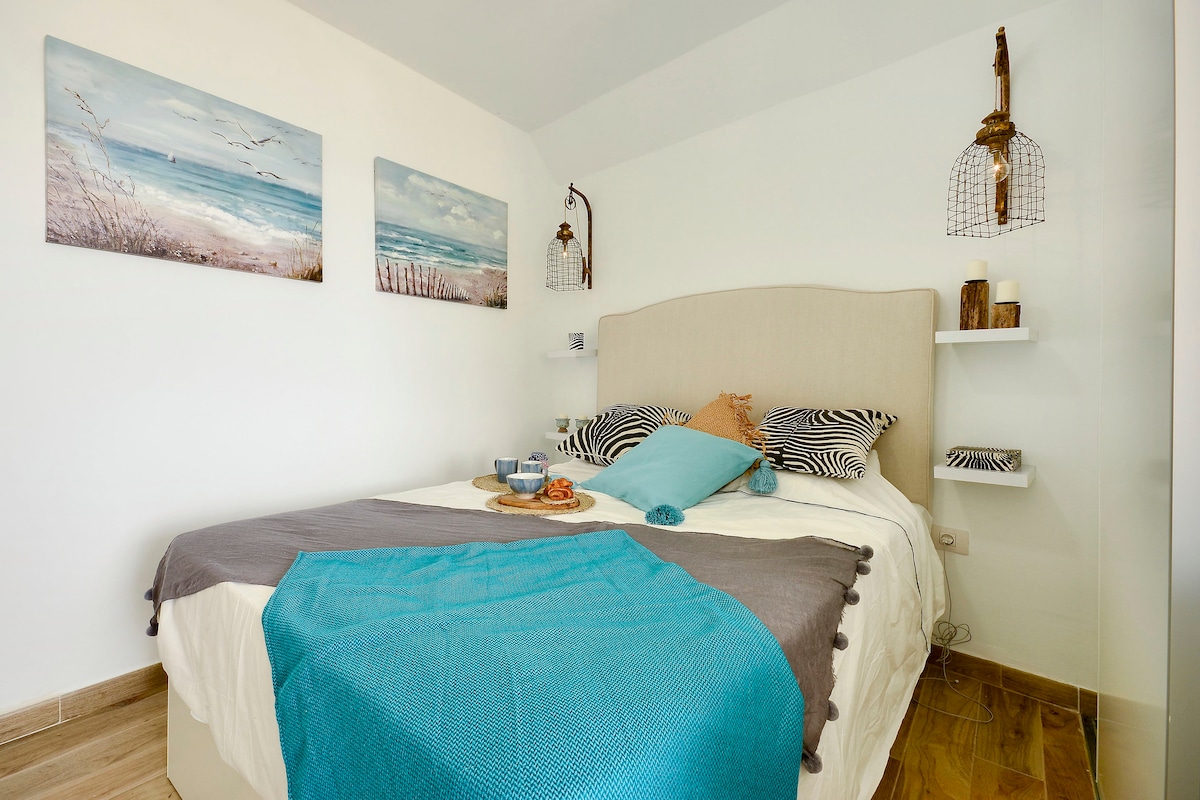 חדר עם מאוורר תקרה.