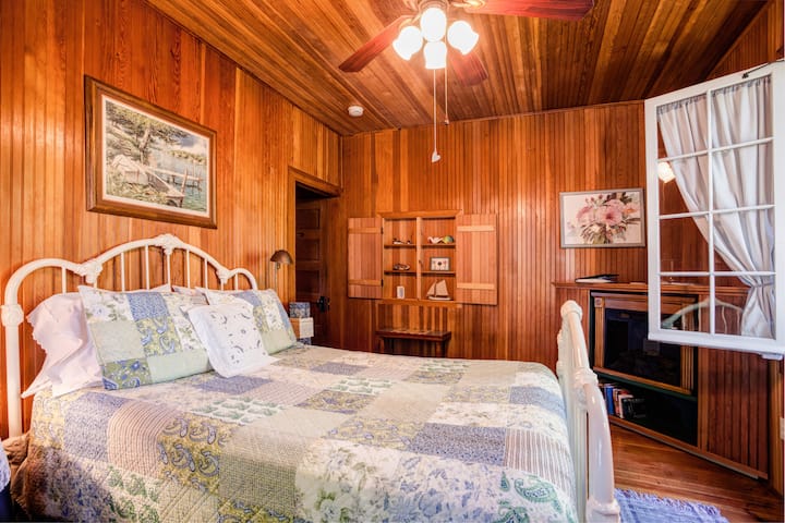 蓝色客房位于1楼，配有套内卫生间和电壁炉。窗户打开，让您感受到穿越岛屿的微风！ 