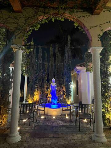 Beachside Opulence – Stunning 6-Bed Luxury Retreat gallery image 3