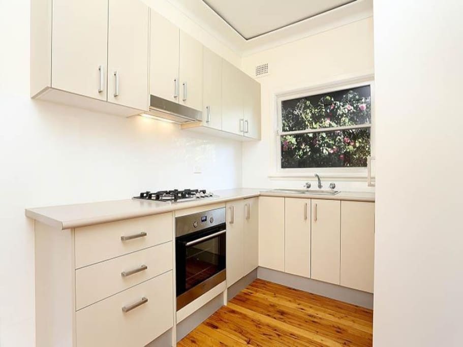 Fully featured kitchen - gas stove.