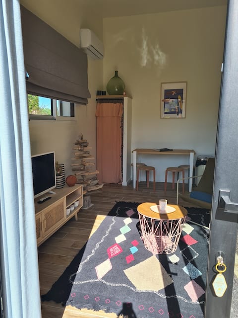 Top performing Airbnb: Le Mas des Gypières in L'Isle-sur-la-Sorgue in L'isle Sur La Sorgue