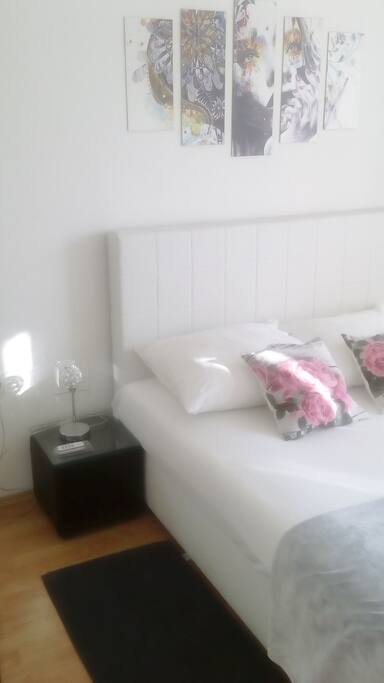 Spavaća soba je zapadno orijentirana s izlazom na balkon