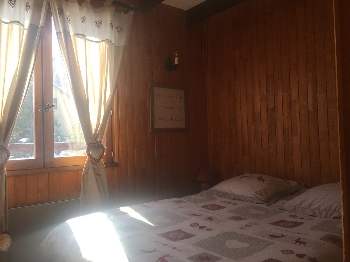 Chambre de deux personnes au premier étage, fenêtre qui donne sur la terrasse sud