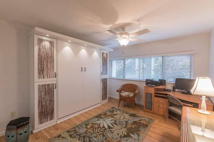 De slaapkamer heeft een uitschuifbaar uitklapbaar bed voor gebruik als slaapkamer of kantoor.