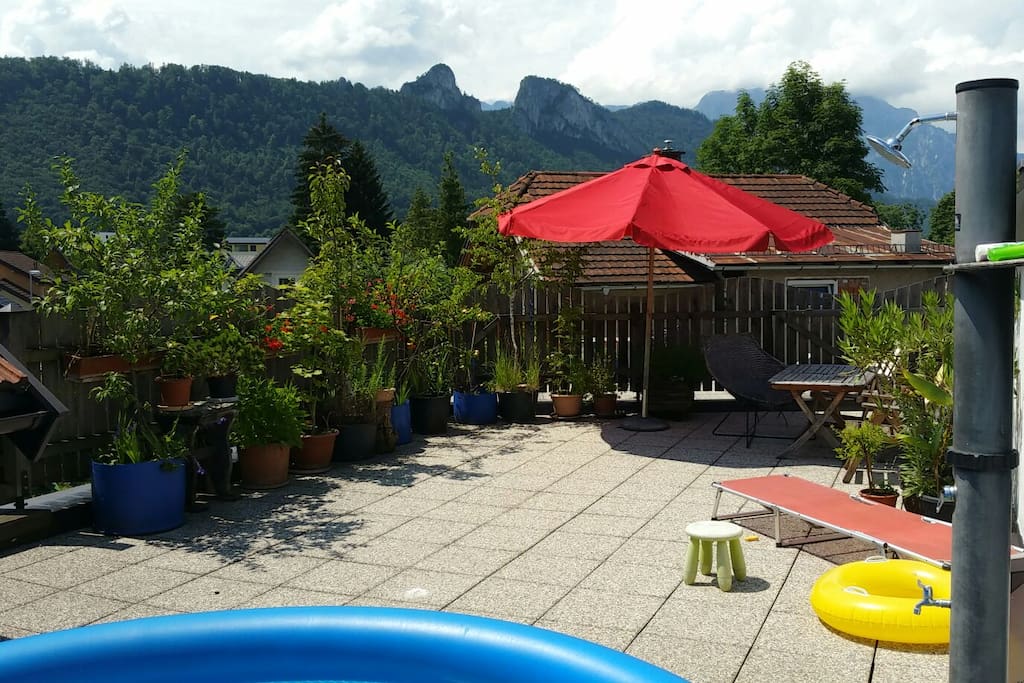 Roof Terrace: Great view to the surrounding mountains (Barmsteine, Untersberg, Hoher Göll, Tennengebirge, Schlenken)
