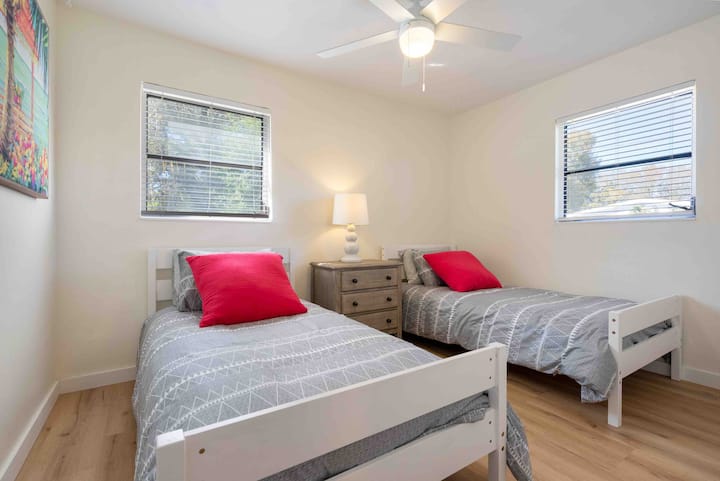 Deux lits jumeaux avec placard