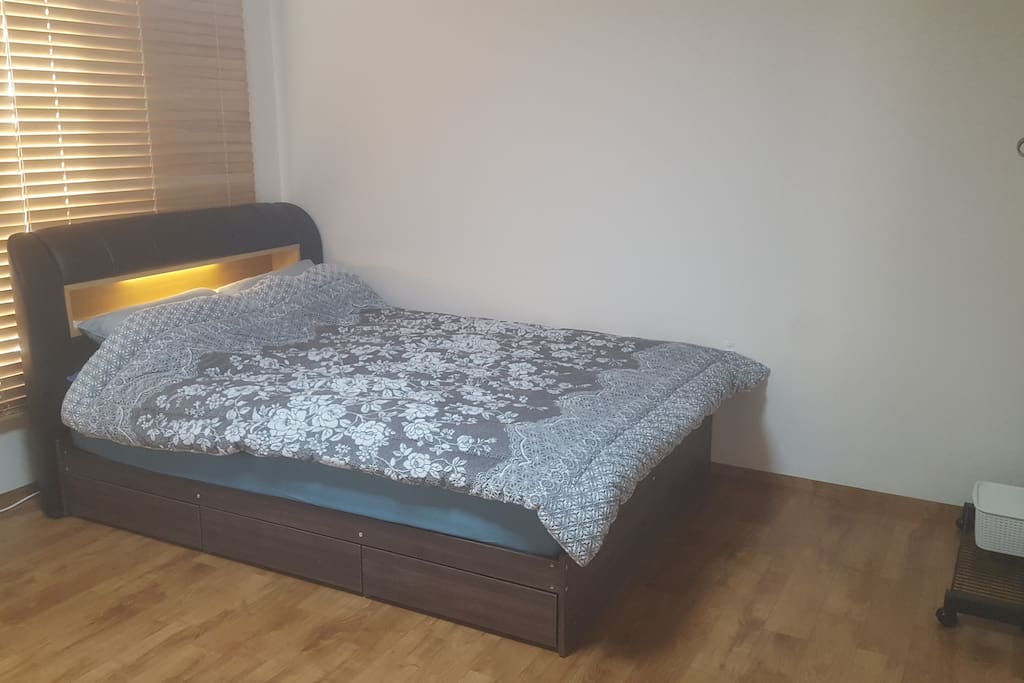 Q-Size Bed
