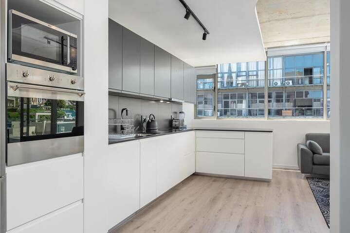 Modern Two Bedroom Apartment with Mountain Views gallery image 5