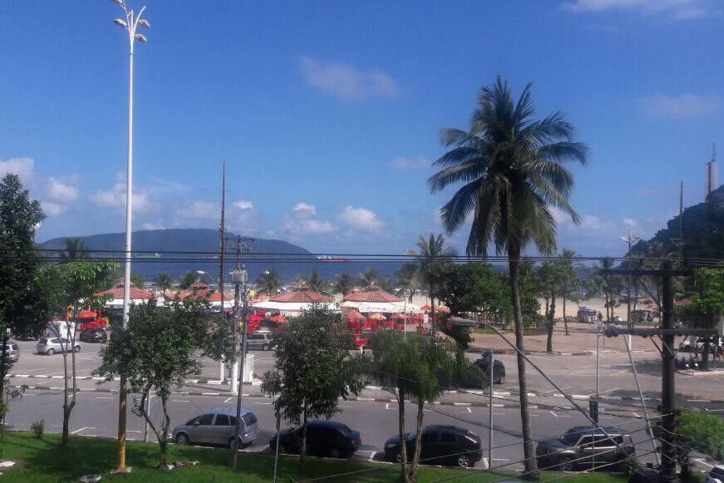 Os quiosques na praia enfrente o prédio.