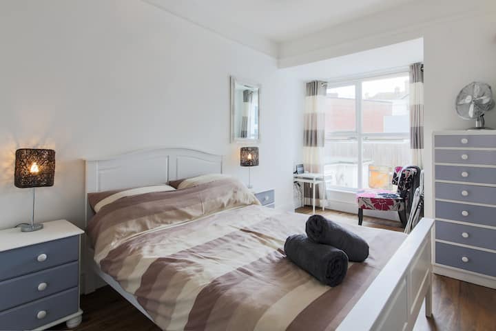 Dhomë dyshe me dush brenda dhomës.