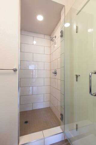 Luxurious New Home – Great Location, Amazing Views gallery image 4