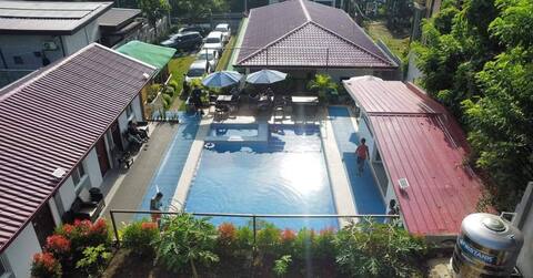 3-guestroom vacation home in Amadeo with pool
