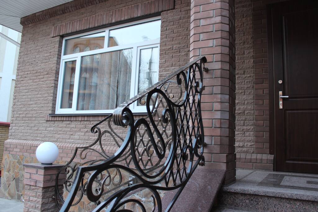 Вход в гостевой дом "Barin House"