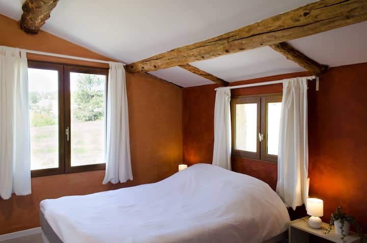 带卫生间的卧室