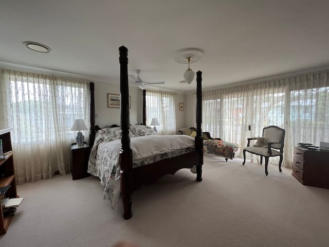 Luxury 4 bedroom house near beach and restaurants