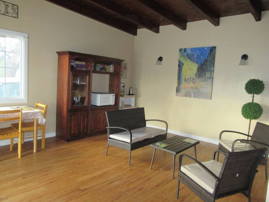 Private lounge area for my guest to enjoy.