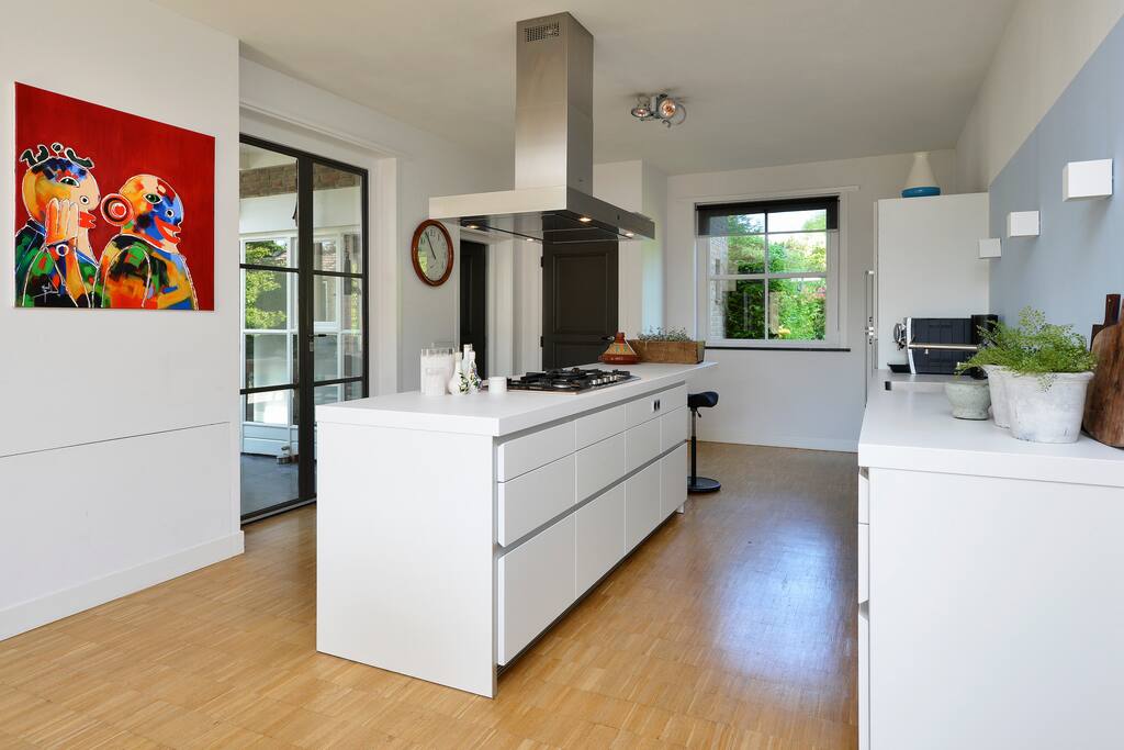 mooie grote open keuken met oven en stoomoven.