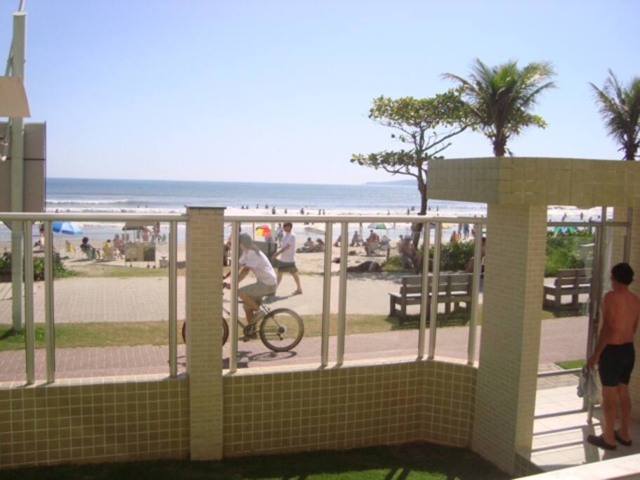 Em frente ao Condomínio, a orla da praia para curtir o mar, caminhar e passear de bike.