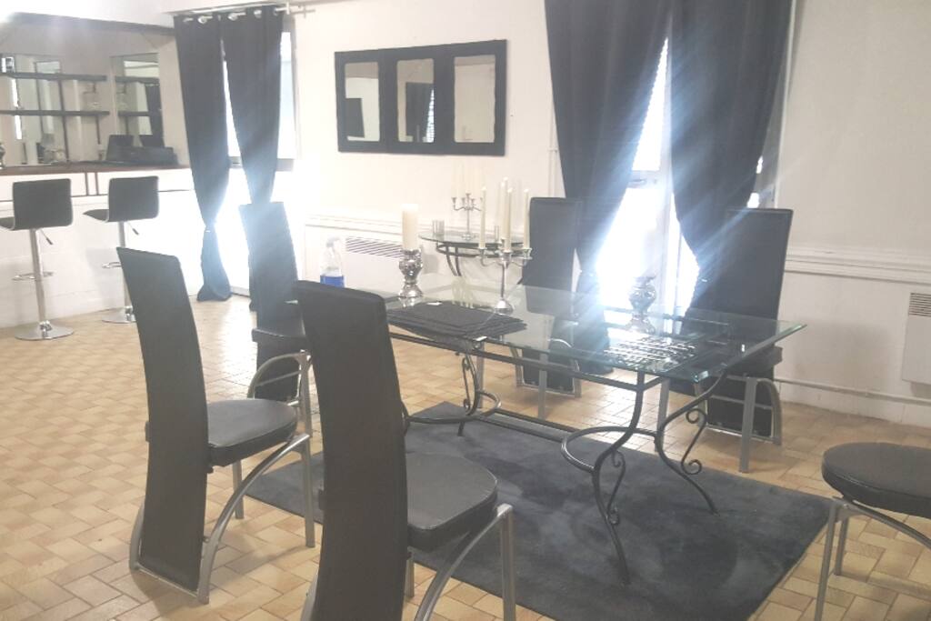 Salon de detente au rez de chaussée de 100 m2.