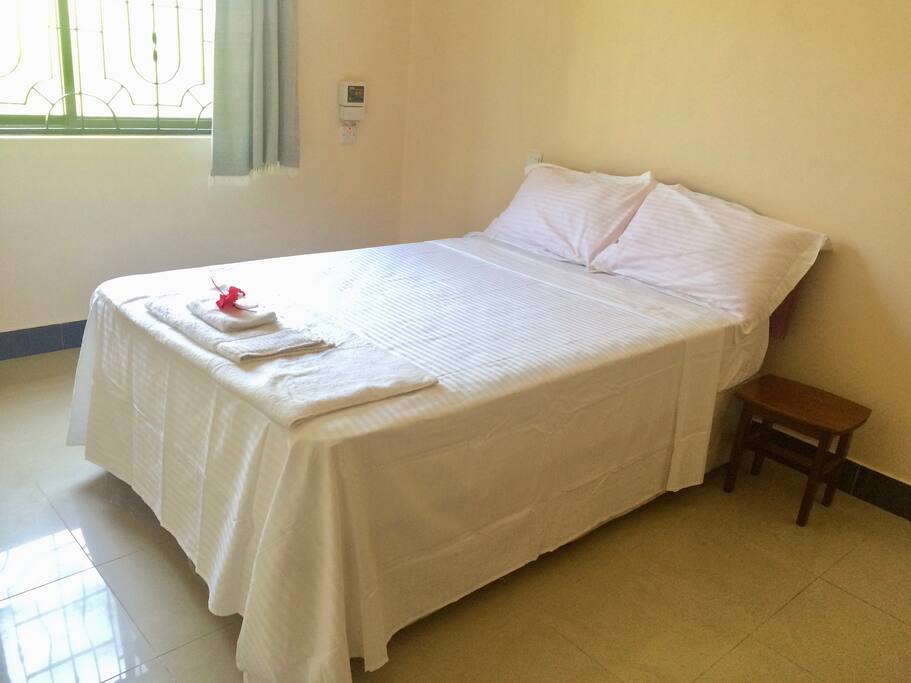 Double bed (right view)
