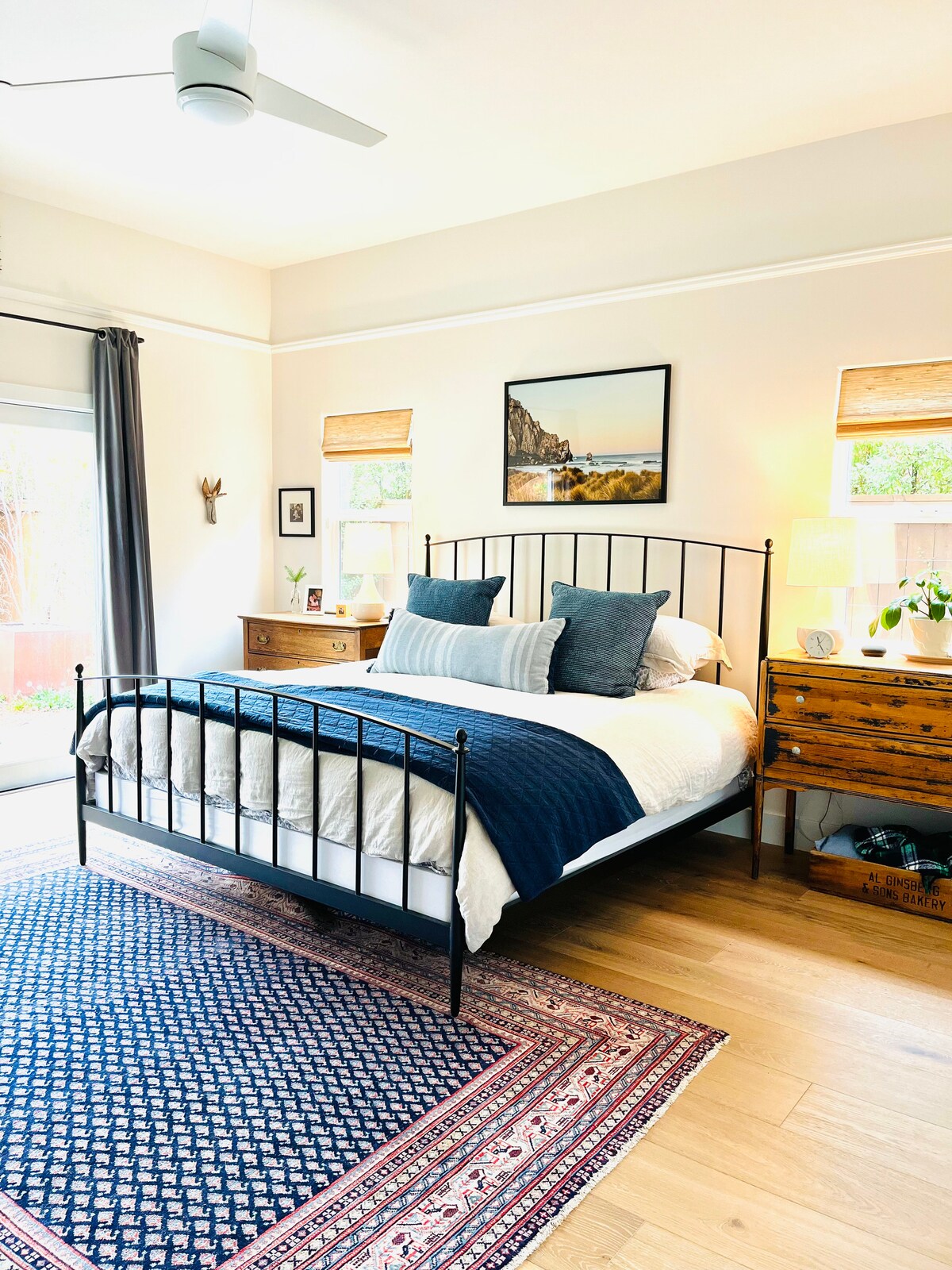 Hoofdslaapkamer met ensuite complete badkamer. Deze slaapkamer heeft toegang tot de achtertuin via een grote glazen schuifdeur.