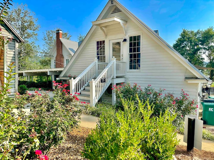 כניסה אל "The Den"