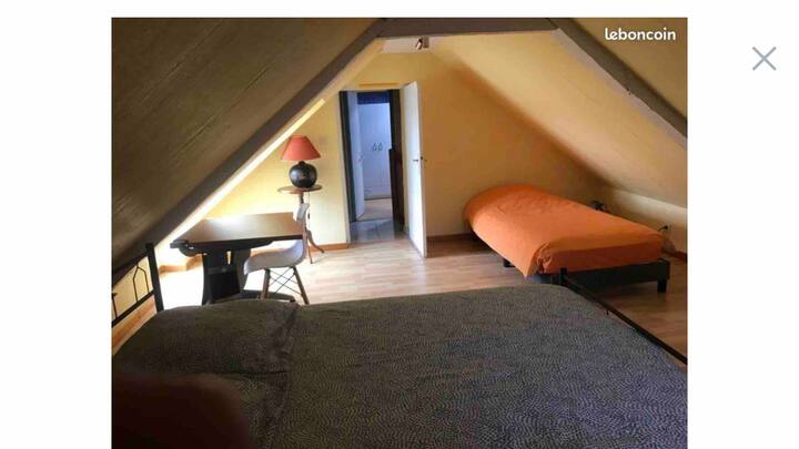 ห้องนอนขนาดใหญ่พร้อมโต๊ะทำงาน เตียงคู่และเตียงเดี่ยว 1 เตียง