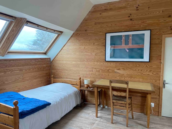 Спална соба на задниот втор кат лево