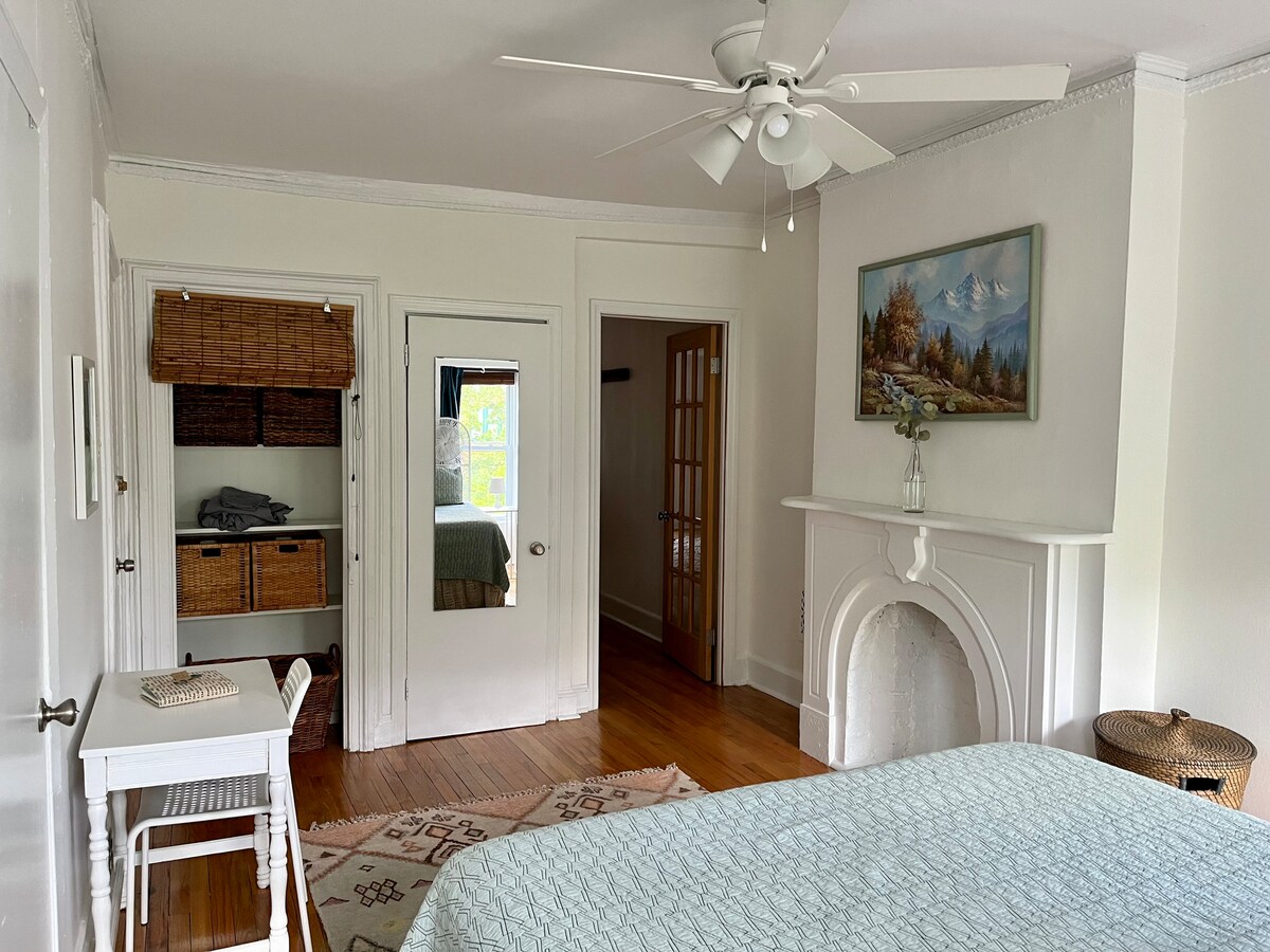 חדר שינה ראשי 10 על 16, מיטת קווין סייז, שני ארונות, מראה באורך מלא ושולחן. 