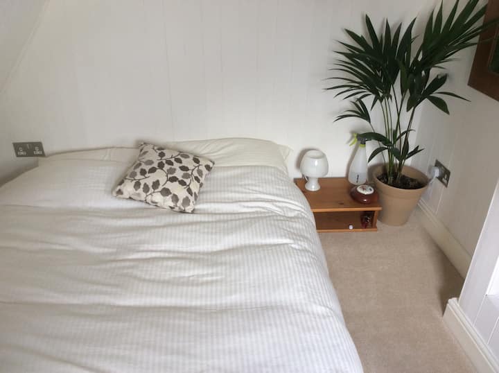 Малата двокреветна гостинска соба