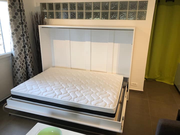 Გარდერობის საწოლი გაშლილია 