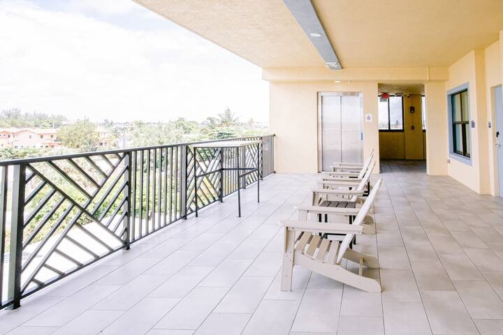 #102 2BR Apartment Rooftop Pool, Walk to Beach! gallery image 3