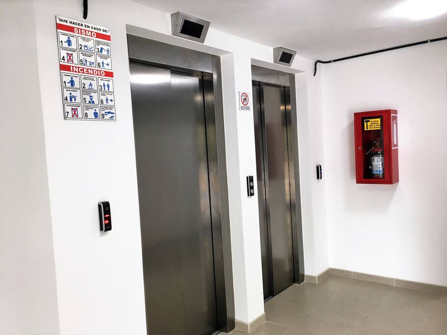 Elevadores del Edificio / Building Elevators