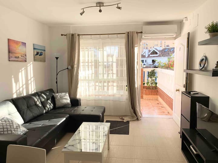 Sala con A/C con vista a la terraza privada 