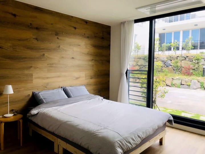 ห้องนอนชั้นล่าง