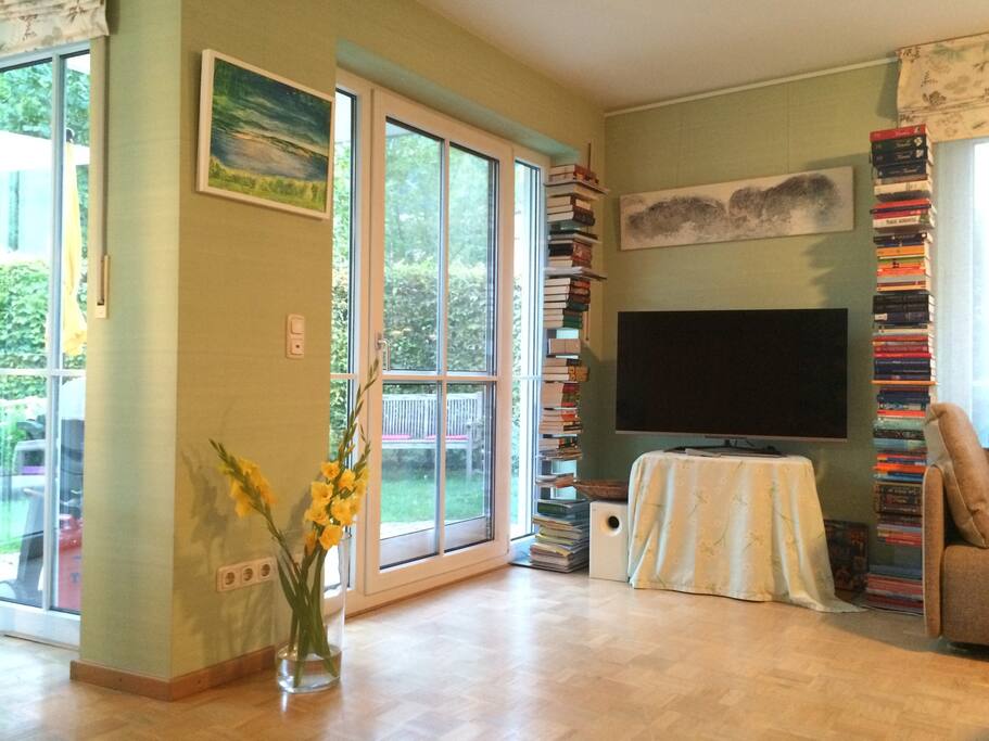 Flatscreen mit T-Online Entertain, Ausgang zur Terrasse und Garten