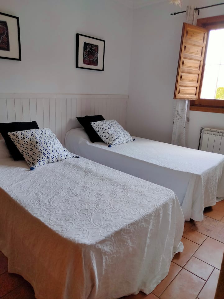 Chumba cha 3 cha kulala chenye vitanda viwili vya mtu mmoja, kinachowezekana kukusanyika kama kitanda cha watu wawili.  Wodi mbili, meza ya kuvaa, karibu na bafu kuu