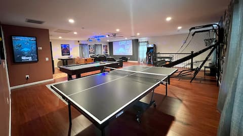Villa in Falls Church 10 bedrooms/6 full baths