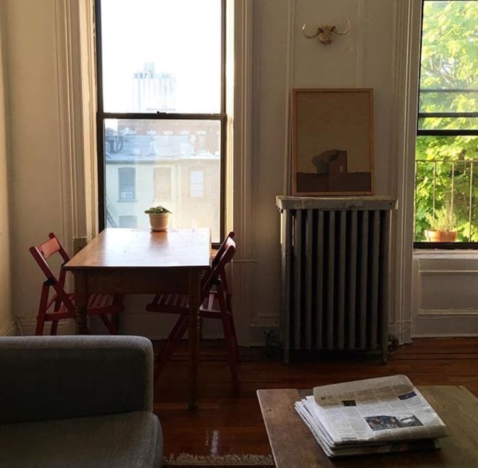 A breakfast nook with view of Empire State Building!
