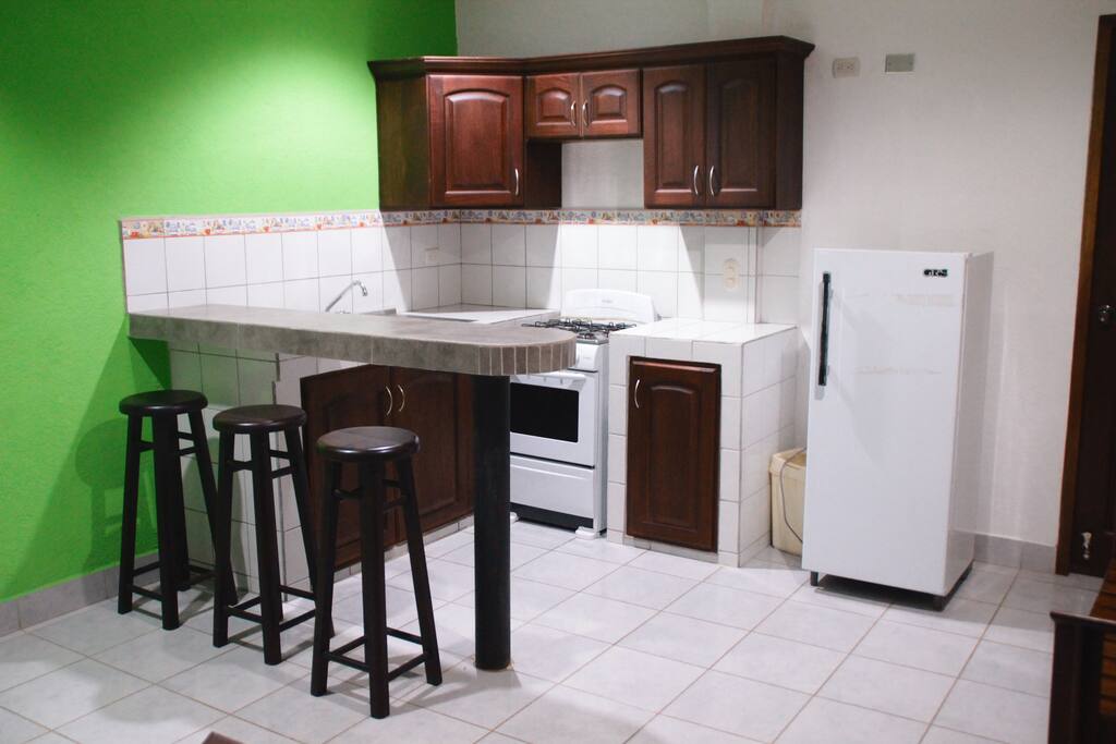 El Ciprés tiene una sala/cocina/comedor con refrigeradora, cocina, lavaplatos, televisión, desayunador y juego de muebles. ¡Es perfecto!