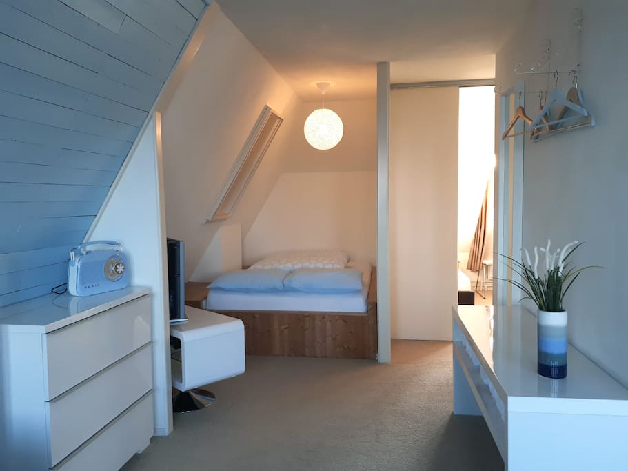 De woonkamer met het twee pers. bed