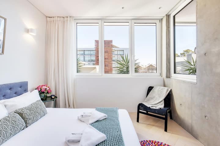 ห้องนอนมีเตียงคู่พื้นที่เก็บของบิลท์อินเพียงพอและมู่ลี่ปิดด้วยประตูกระจกสามชั้นและหน้าต่างตลอดทั้งคืนคุณจะเพลิดเพลินไปกับการนอนหลับเต็มอิ่มในความสงบและเงียบ