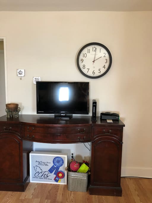 Flat screen tv to watch Cable or Netflix on.