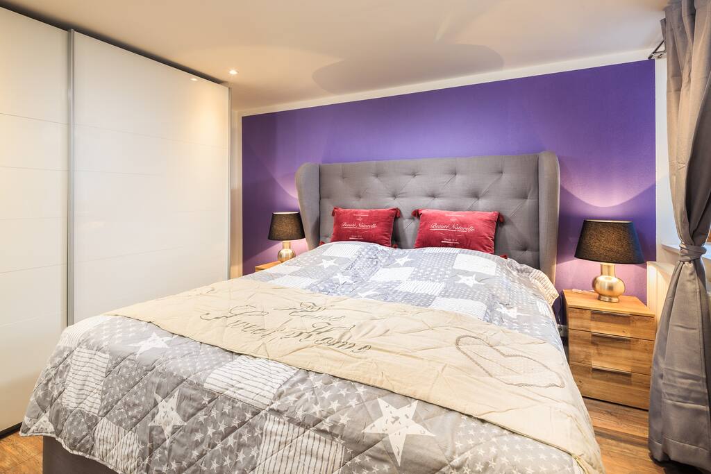 Schlafzimmer mit Doppelbett