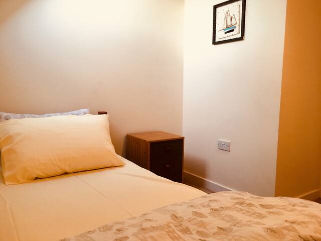 VIRUS FREE AND CLEAN - Single room, Private bath.