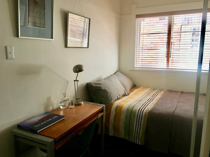 双人床、书桌和大衣柜