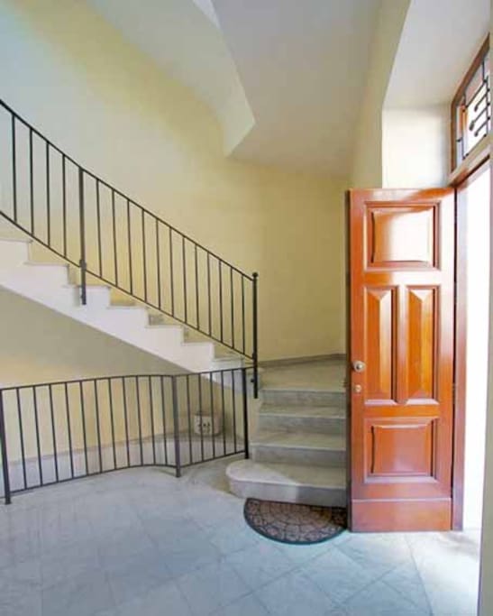 03 Del Corso building entrance