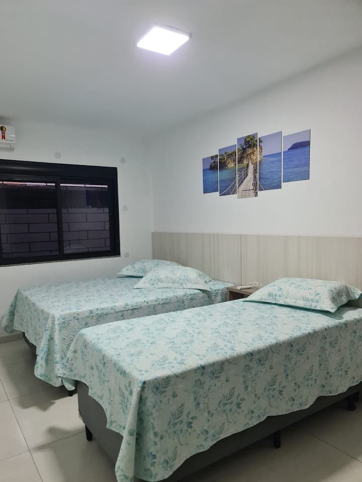 Spavaća soba s bračnim krevetom i krevetom za jednu osobu s pomoćnim... klima-uređaj i ormar .