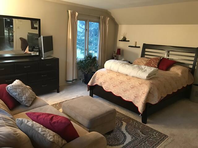 Quiet Family Home in upscale neighborhood